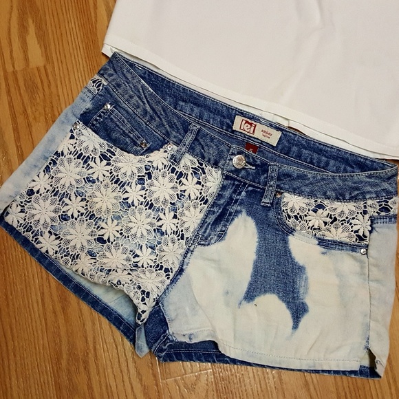 SOLD😍laace/bleach destroyed denim shorts size 5 - Picture 4 of 8